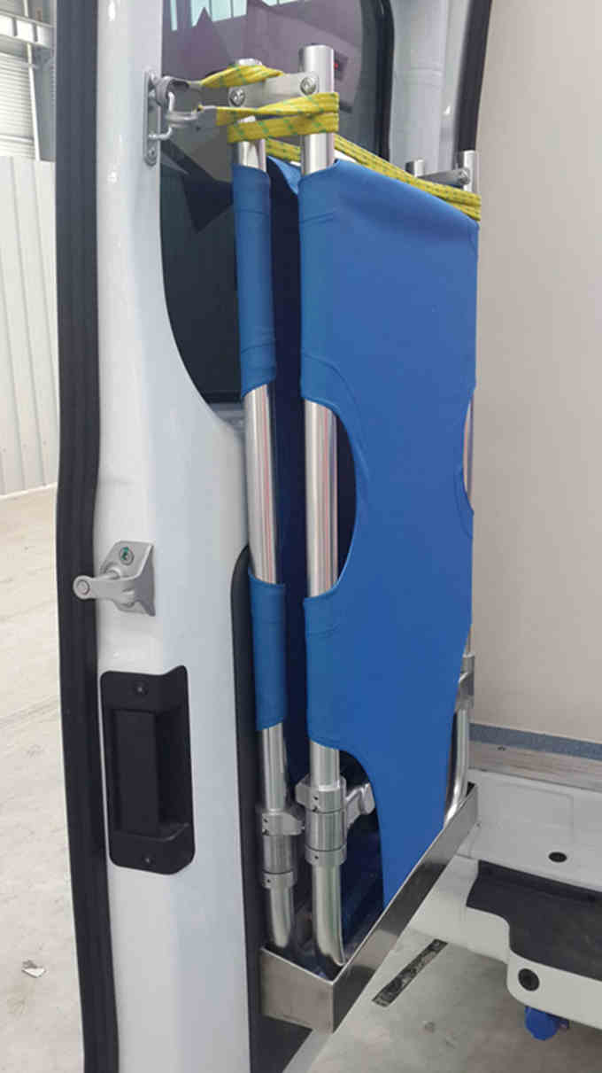 江鈴福特新世代全順V348長軸高頂監(jiān)護(hù)型救護(hù)車