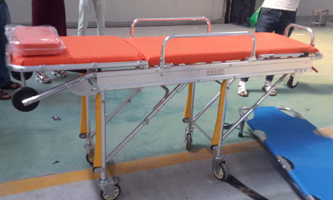 福特V348長軸超人高頂監(jiān)護(hù)型救護(hù)車